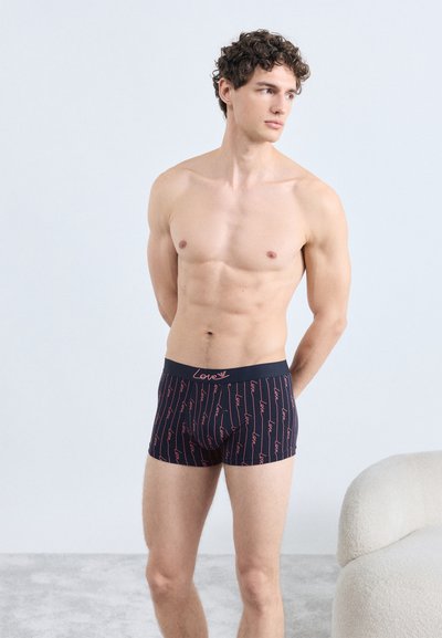 Herenboxers in marineblauwe stof, met een herhaald rood tekstpatroon van het woord "Love," en een zachte elastische tailleband.