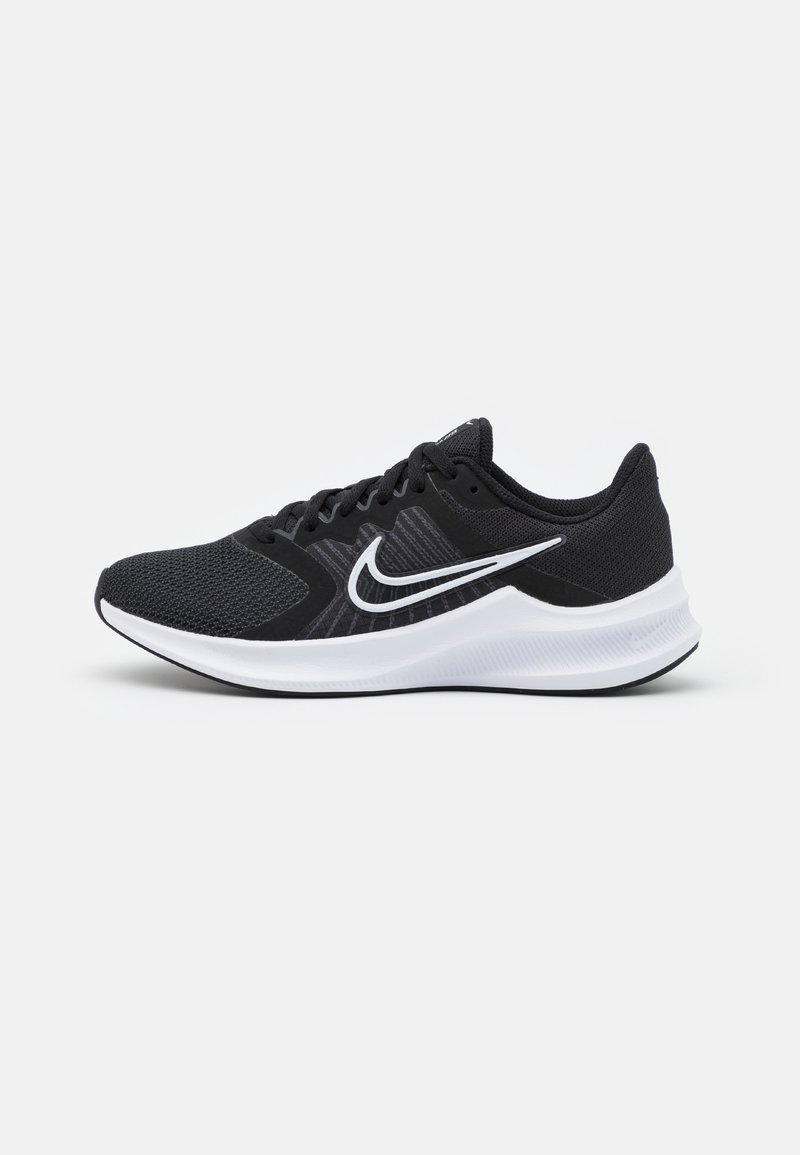 Zapatilla deportiva negra con parte superior de malla transpirable, acentos blancos, collar acolchado, suela amortiguadora y suela de goma texturizada.