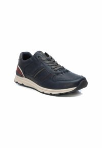 Scarpa sportiva in pelle di colore blu navy con lacci grigi, accenti rossi a contrasto, suola in gomma, pannelli texturizzati e dettaglio del logo sul lato.