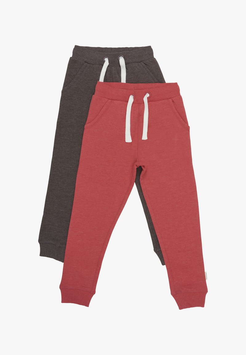 Dwie pary dresów: jedna w ciemnoszarym kolorze, a druga w czerwonym, obie z białymi sznurkami i bocznymi kieszeniami. Posiadają ściągacze przy kostkach.