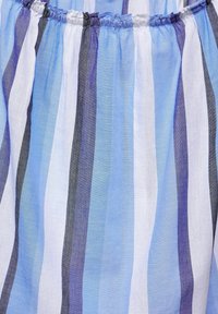 Tissu léger avec des rayures verticales dans des teintes de bleu, blanc et gris. Doté d'une taille élastique froncée en haut.