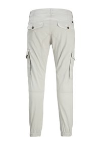 Hellgraue Cargo-Hose mit schmalem Schnitt, ausgestattet mit Seitentaschen, elastischen Bündchen und verstärkten Nähten. Hergestellt aus strapazierfähigem Baumwollstoff.