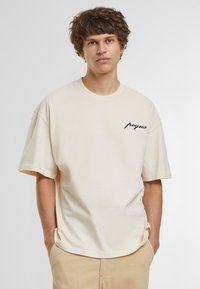 PEQUS CHEST LOGO  - T-shirts med print - cream