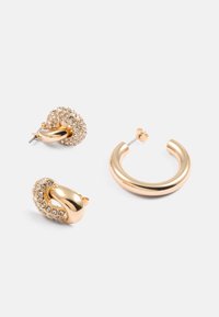 Sada náušníc v zlatej farbe, ktorá obsahuje puzetu s čírymi kamienkami a kruhovým dizajnom. Hladký povrch s lesklým finišom a zložitým detailovaním.