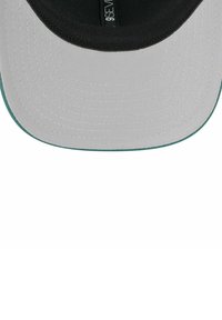 Casquette de baseball grise avec une visière plate, intérieur noir et accent turquoise sur le bord. Présente des motifs cousus et une forme structurée.