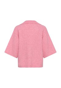 Pull en maille rose à manches courtes avec un large col, un ourlet droit et un tissu à texture douce, vu de dos sur un fond blanc.