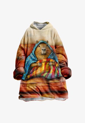 Prevelik dukserica pokrivač s vibrantnom ilustracijom stilizirane životinje ispod šarene prugaste deke, izrađen od mekanog, teksturiranog materijala.