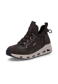Chaussure de sport marron unique avec des lacets noirs, semelle épaisse beige, détails en mesh et logo Rieker sur le côté, présentée en biais sur fond blanc.