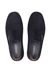 Námořnické kožené boty s perforovaným designem, šesti otvory na šněrování a hnědými koženými akcenty. Mají zaoblenou špičku a flexibilní podrážku.