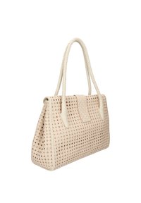 Vævet beige håndtaske med flettede håndtag, der har en struktureret form og en tekstureret overflade, detaljeret med læderkanter.