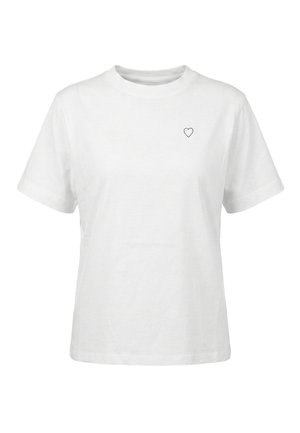 T-shirt blanc à manches courtes avec col rond et un petit cœur noir contour sur le côté gauche de la poitrine.