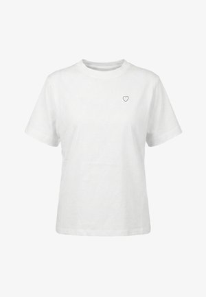 T-shirt blanc à manches courtes avec col rond et un petit cœur noir contour sur le côté gauche de la poitrine.