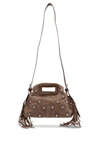 Bolso de ante marrón con remaches plateados, un asa rectangular y detalles de flecos en los laterales. Incluye una correa de hombro ajustable.