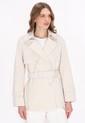 Beige trenchcoat med dobbeltradet design, bred krave og bæltestrop i taljen. Glat stof og knapdetaljer, med lange ærmer.
