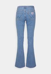 Wrangler FLARE - Calças de ganga à boca de sino - cali blue