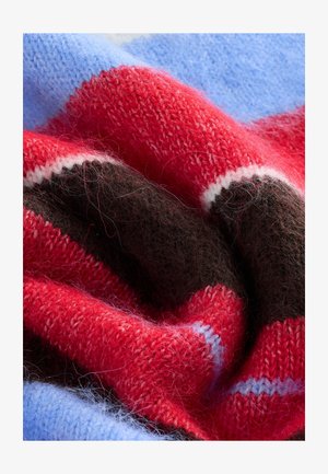 Material tricotat în culori vibrante roșu, albastru, maro și alb, cu o textură moale. Prezintă dungi orizontale și un aspect confortabil, pufos.