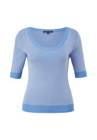 Haut en tricot côtelé bleu clair avec encolure dégagée, manches mi-longues, et bordures bleu plus foncé aux poignets et à l'ourlet.