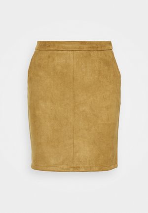 Hame tan suede dengan siluet yang pas, pinggang tinggi, dan tekstur yang halus. Memiliki garis bersih dan kilau yang samar.