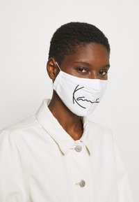 Karl Kani SIGNATURE FACE MASK - Tavakasutuse mask - white