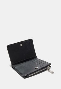 Wnętrze portfela z czarnej skóry z miejscami na karty, zapięciem na zatrzask oraz przegrodą na zamek. Gładka faktura, minimalistyczny design.