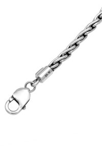 Armbånd af sterling sølv har sammenkoblede ovale led, en glat overflade og en lobsterlås med en præget sølvmarkering.