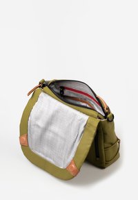 Grüne Stoff-Schultertasche mit einem grauen karierten Innenfutter, ausgestattet mit einem Reißverschluss an der Oberseite, Lederakzenten und mehreren Taschen.