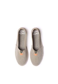 Grå canvas espadriller med rund tå, öppen design, läderdetalj fram och vitt varumärke tryckt inuti.