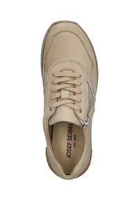 Sneaker beige con lacci, dotato di una tomaia testurizzata, dettaglio con cerniera laterale e una suola imbottita color tan. Presenta cuciture decorative e logo all'interno.