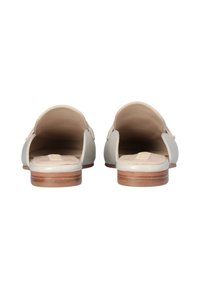 Vista posteriore di mule a chiusura sul retro in pelle grigia chiara con una fascia ampia. Presentano una texture liscia e un tacco a blocco in legno basso.