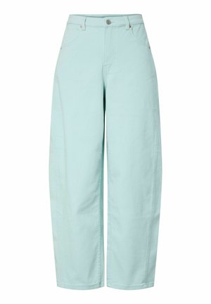 Helehallid laiapõlvlühikesed püksid, esipoolsete nuppude, luku, vööaasade ja küljetaskutega, esitatud valgel taustal.