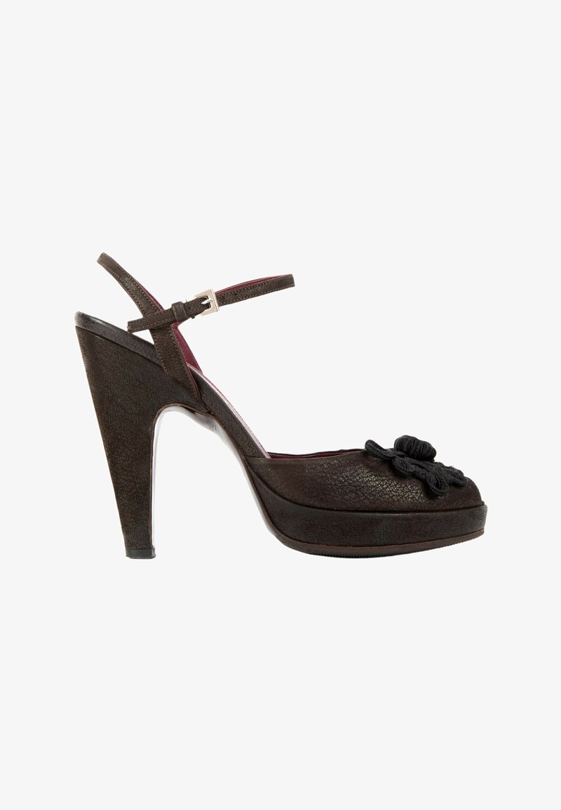 Sandale à talon haut marron foncé avec bride chevillère et boucle, semelle plateforme, et fleur en tissu décorative sur la zone des orteils.