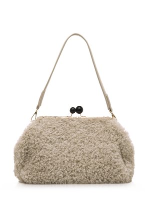 Bolso de mano de piel sintética beige con superficie texturizada, cierre dorado y una correa delgada. Presenta dos acentos redondos negros en la parte superior.