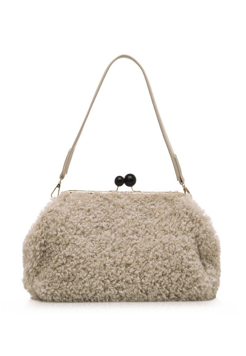 Borsa a mano in pelliccia sintetica beige con superficie texturizzata, chiusura in tono oro e tracolla sottile. Presenta due accenti rotondi neri sulla parte superiore.