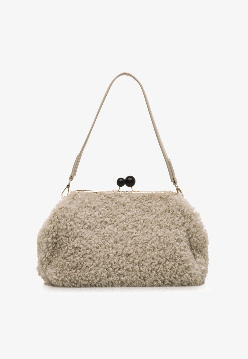 Sac à main en fausse fourrure beige avec une surface texturée, fermoir doré et une fine bandoulière. Présente deux accents ronds noirs en haut.