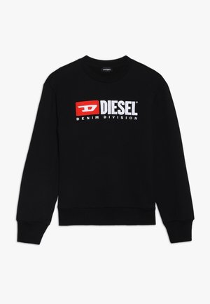 Schwarzer Pullover aus weichem Stoff mit einem roten und weißen "DIESEL"-Logo und dem Schriftzug "DENIM DIVISION" darunter, Rundhalsausschnitt und gerippte Bündchen.