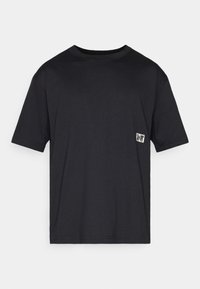 Černé tričko s krátkým rukávem vyrobené z bavlny. Má zaoblený výstřih a malou nášivku loga na levé straně hrudníku. Jednoduchý design.