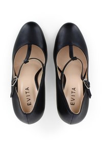 Scarpe Mary Jane nere in pelle con punta arrotondata, design a fori, cinturino alla caviglia con fibbia in argento e soletta beige con l'etichetta "EVITA".