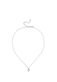 Collier en chaîne en argent avec un pendentif en forme de goutte. La chaîne présente un design délicat et une longueur ajustable avec un fermoir à ressort.