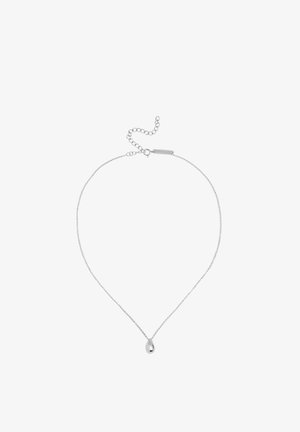 Collier en chaîne en argent avec un pendentif en forme de goutte. La chaîne présente un design délicat et une longueur ajustable avec un fermoir à ressort.