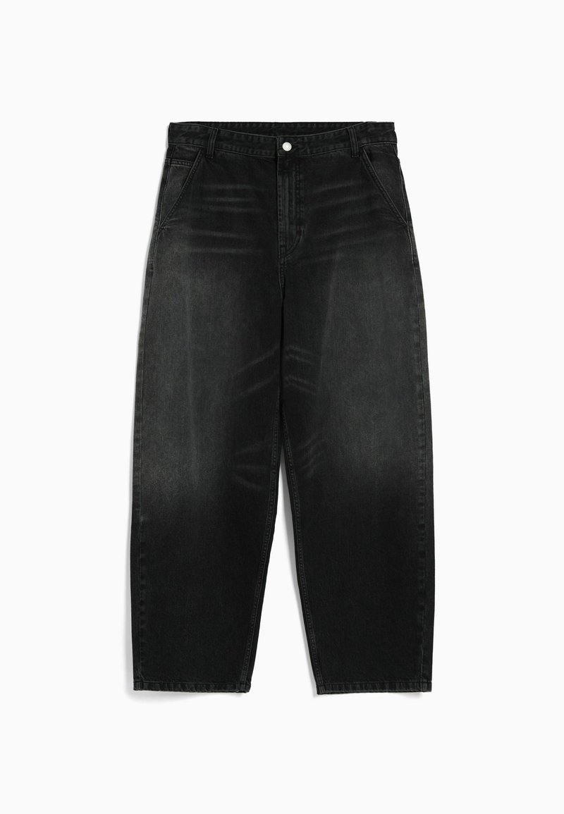 Jeans a gamba larga in denim nero con un finish sbiadito, cinque tasche e chiusura frontale a scatto. Presentano cuciture a contrasto e una vestibilità dritta.