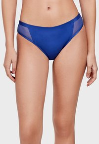 Modré bikiny s průhlednými bočními panely, hladkým povrchem a středně vysokým střihem, ideální na plavky a plážové aktivity.