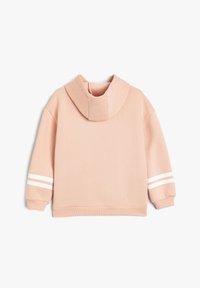 Sudadera rosa con un cuello alto y puños acanalados. Presenta franjas blancas en las mangas y una tela suave y texturizada. Diseño sencillo.