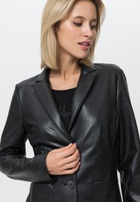 TUZZI Kunstlederjacke - schwarz