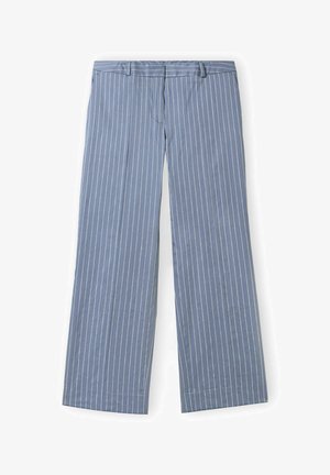 Modré kalhoty s širokými nohavicemi, bílé svislé proužky a poutka na opasek, rozložené na bílém pozadí.