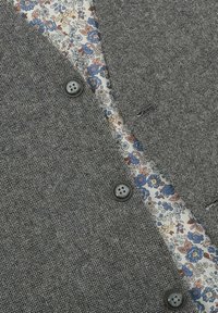 Grau strukturierter Blazer mit einem floral gemusterten Futter. Verfügt über schwarze Knöpfe und ein Reverskragen-Design.