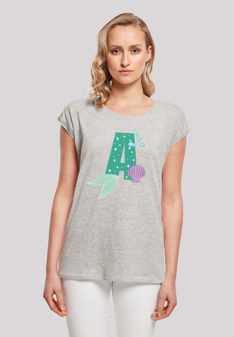 Grijze T-shirt met korte mouwen, voorzien van een grote groene letter "A" met sterpatronen, bellen en een schelpafbeelding op de voorkant.
