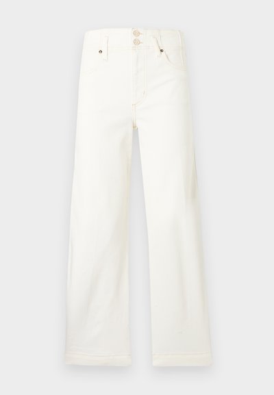 Άσπρο τζιν με ψηλή μέση και φαρδύ πόδι, με διπλό κουμπί στο κλείσιμο και μπροστινές τσέπες, σε ανοιχτό φόντο.