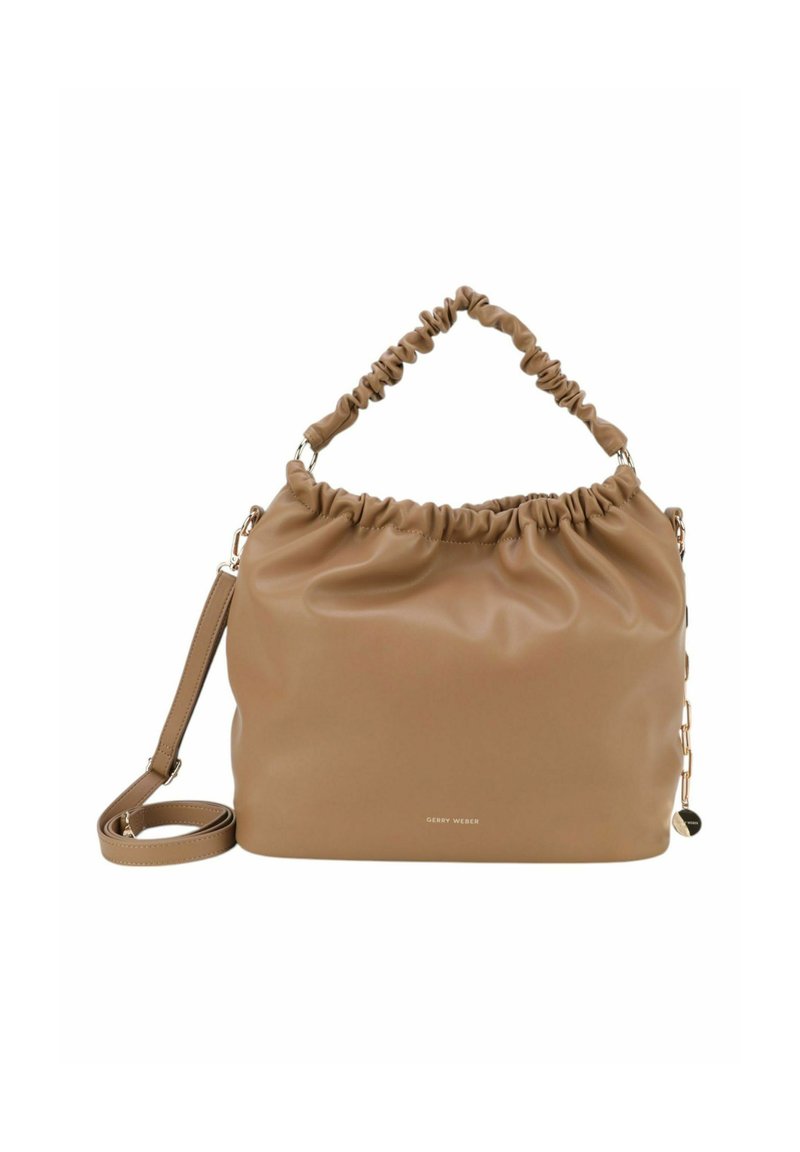 Sac à main en faux cuir marron avec un dessus froncé, une bandoulière amovible et un accent en chaîne dorée. Texture lisse et forme douce et arrondie.