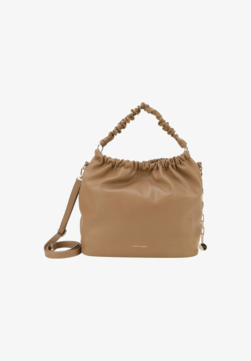 Sac à main en faux cuir marron avec un dessus froncé, une bandoulière amovible et un accent en chaîne dorée. Texture lisse et forme douce et arrondie.