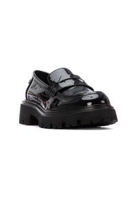 Mocasines de charol negros con suela de goma negra gruesa, que cuentan con dos correas en la parte superior y un acabado brillante y elegante.